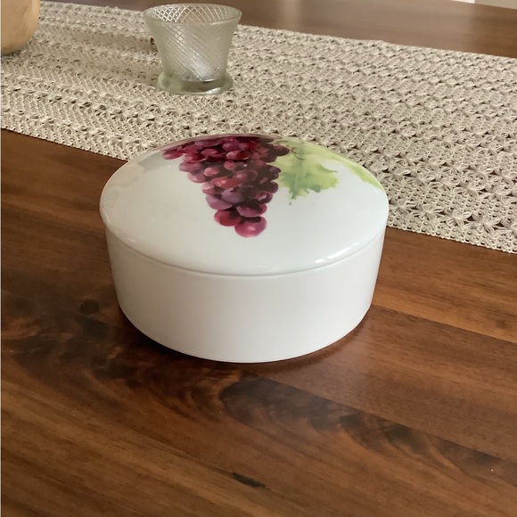 Gorgeous gourmet village grape pattern Brie baking dish and lid - Picture 2 of 4